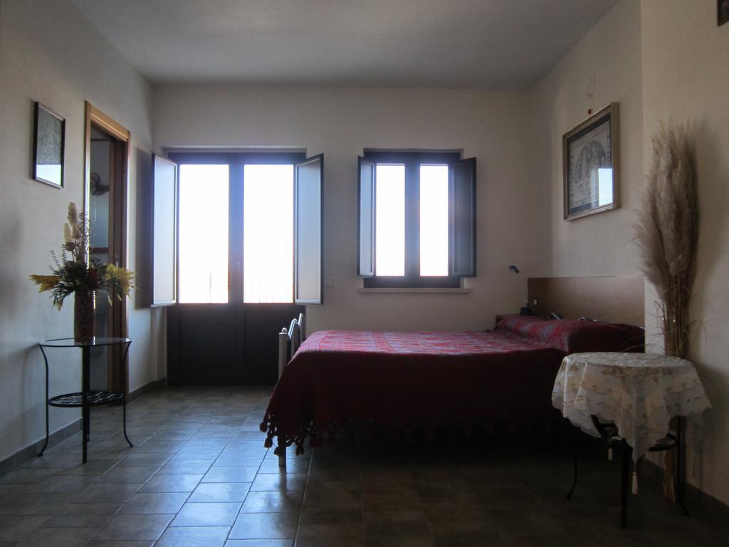 Locanda Dell'Asino D'Oro Villa Сулмона Стая снимка